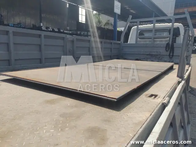 Planchas A36 cargadas en camión